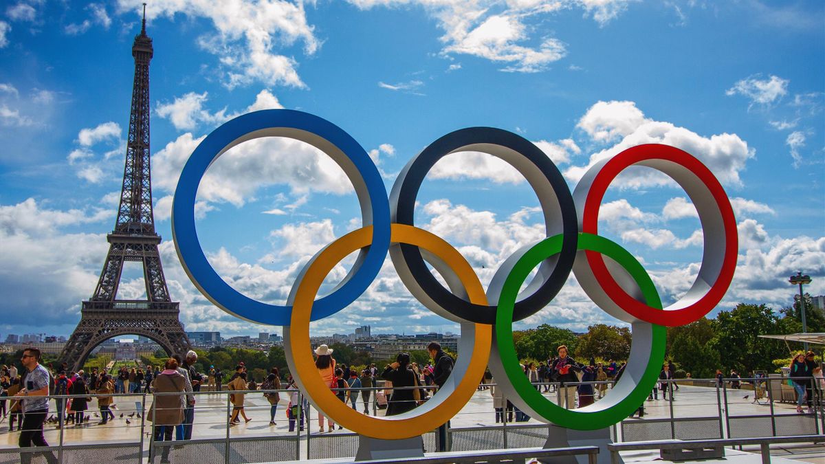 Con la Torre Eiffel como postal y un cielo parcialmente despejado, los anillos de los Juegos Olímpicos 2024 se alzan al centro de la fotografía.