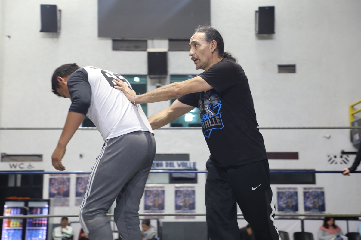 Guerrero Nocturno, luchador y profesor de la arena del valle, escuela de lucha libre en Ecatepec