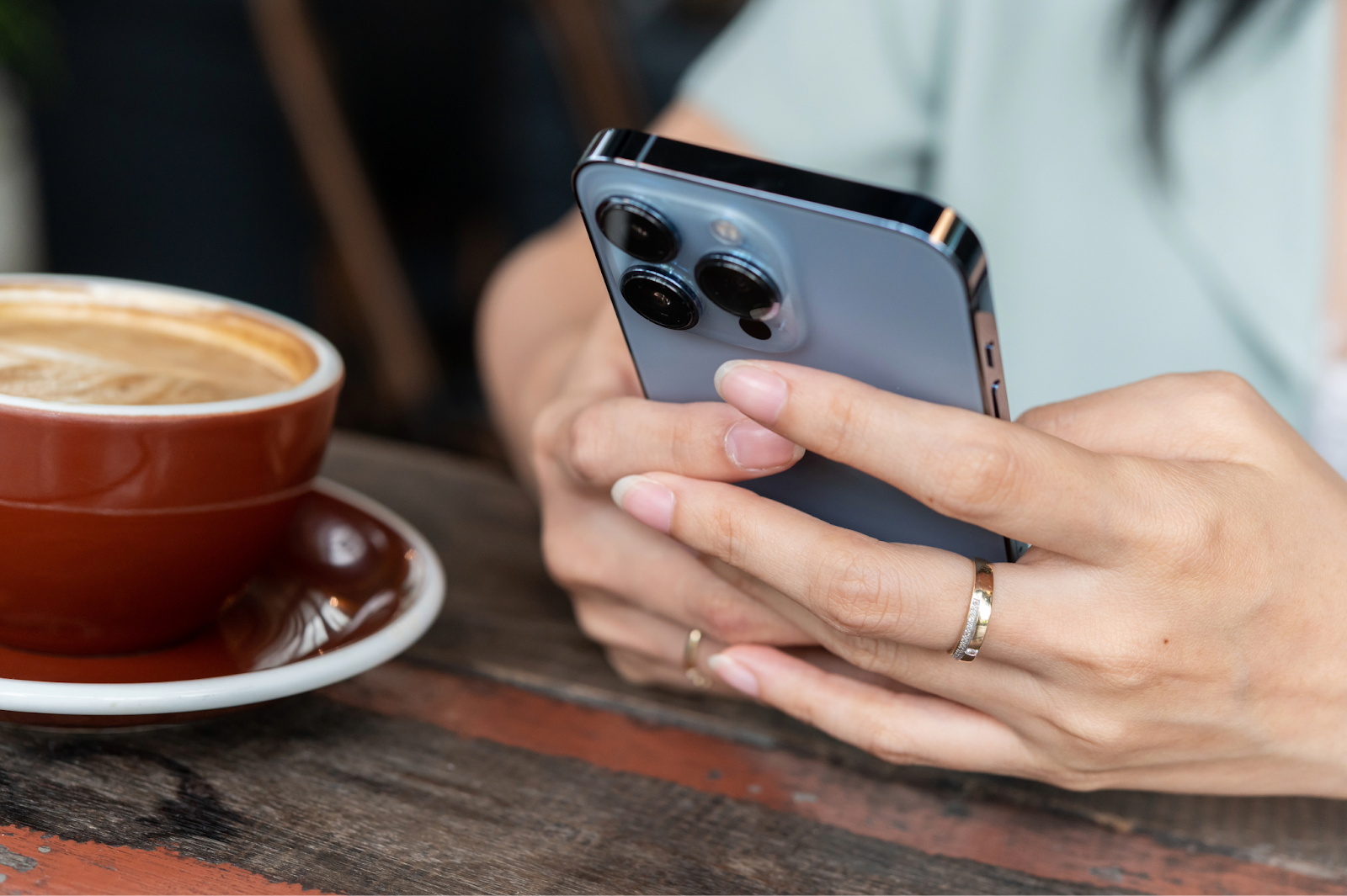 iPhone 14 でeSIMは対応してる？デュアルSIMやメリット、注意すべきポイントを紹介