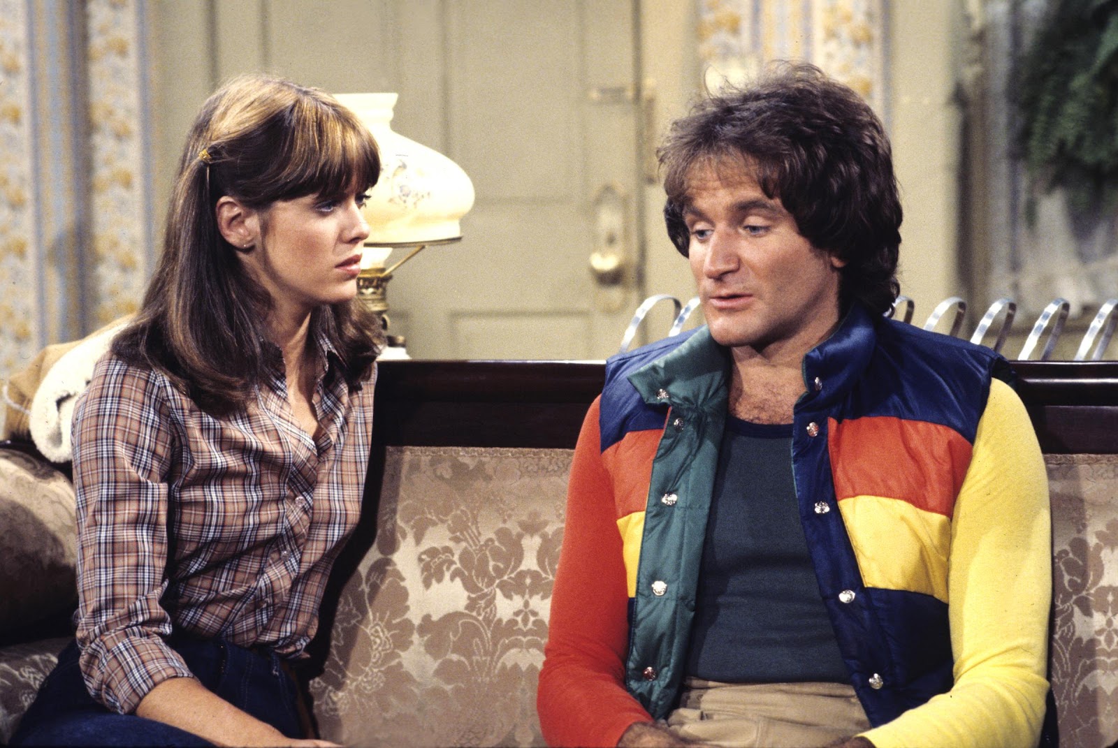 The actress and Robin Williams on the set of Mork & Mindy," 1978 | Source: Getty Images