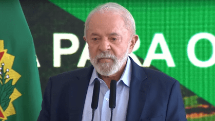 Homem de terno e gravata falando no microfone

O conteúdo gerado por IA pode estar incorreto.