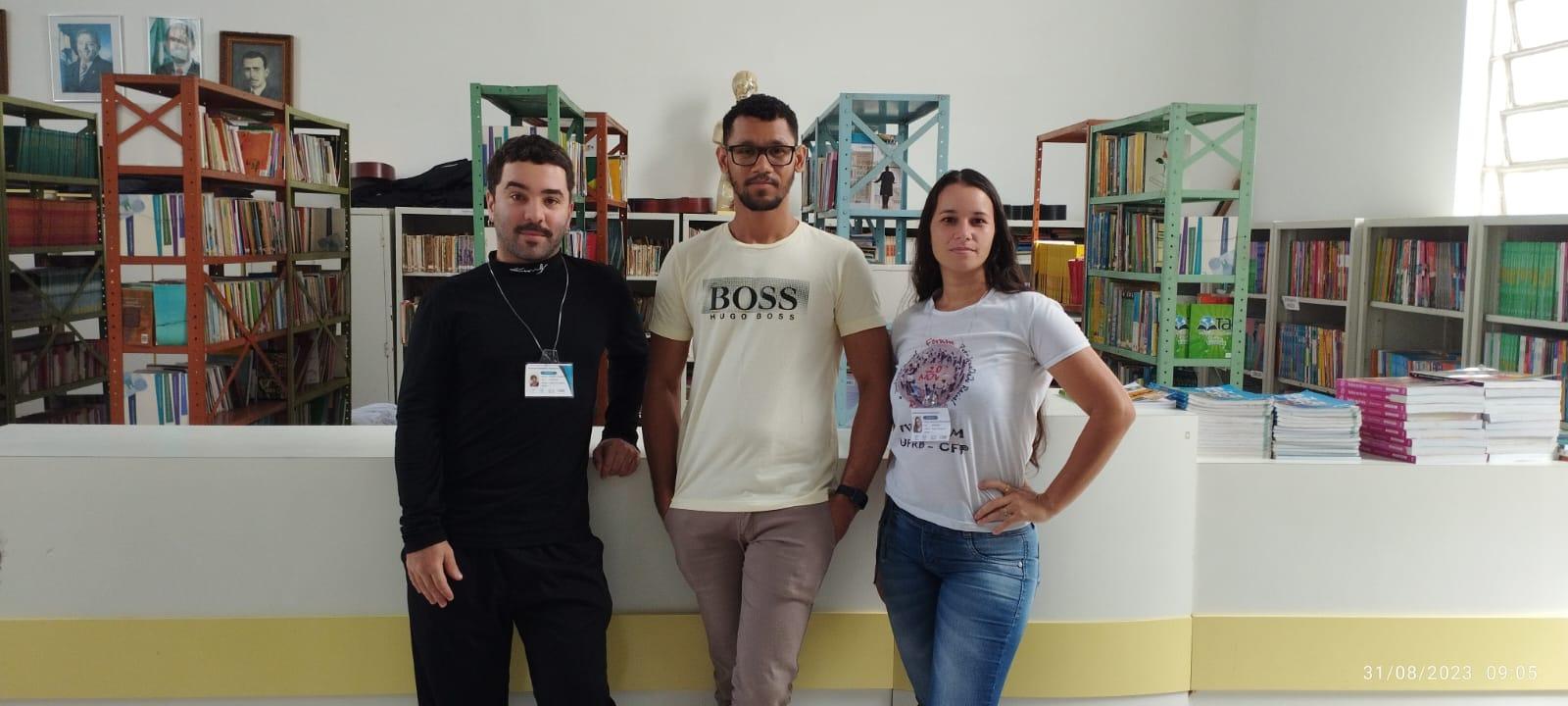 Prof. Leandro Andrade Lima e residentes do PRP na biblioteca do Colégio Estadual Santa Bernadete