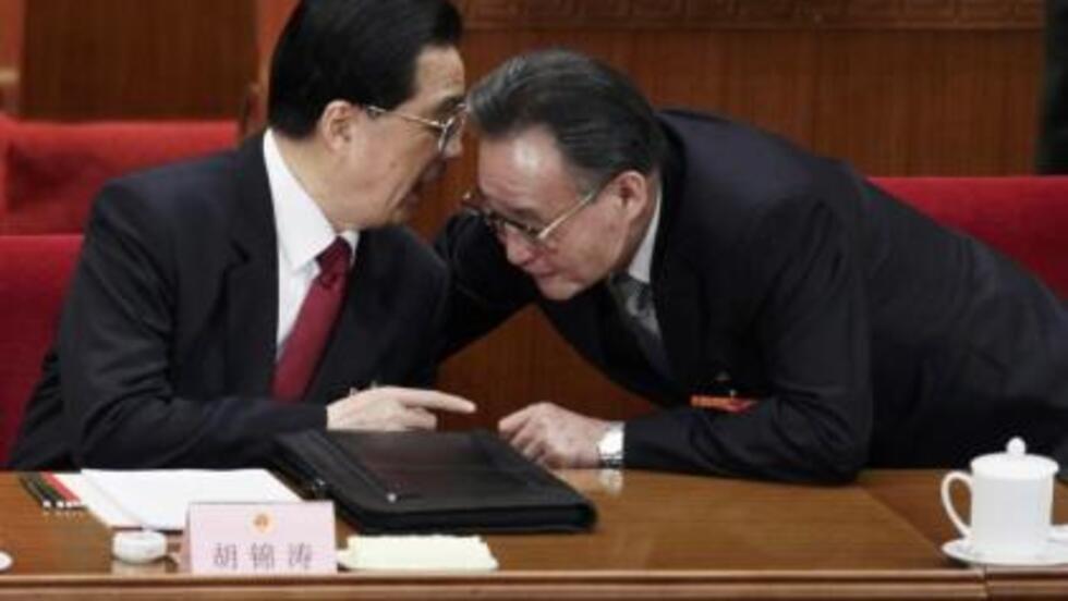 2011年3月11日，中国国家主席胡锦涛与人大委员长吴邦国在人大全体会议上交谈。