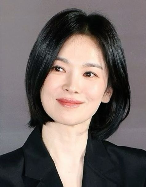 This contains an image of Song Hye Kyo 