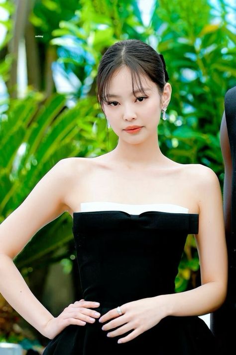 This contains an image of BLACKPINK Jennie in a black dress