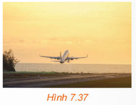 BÀI 24. PHÉP CHIẾU VUÔNG GÓC. GÓC GIỮA ĐƯỜNG THẲNG VÀ MẶT PHẲNG1. PHÉP CHIẾU VUÔNG GÓC. GÓC GIỮA ĐƯỜNG THẲNG VÀ MẶT PHẲNGBài 1: Trên sân phẳng có một cây cột thẳng vuông góc với mặt sân.a) Dưới ánh sáng mặt trời, bóng của cây cột trên sân có thể được nhìn như là hình chiếu của cây cột qua phép chiếu song song nào không?b) Khi tia sáng mặt trời vuông góc với mặt sân, liệu ta có thể quan sát được bóng của cây cột trên sân hay không?Đáp án chuẩn:a) Phép chiếu song song theo phương tia sáng mặt trời lên mặt sân.b) Ta không thể quan sát.Bài 2:a) Nếu A là một điểm không thuộc mặt phẳng (P) và A’ là hình chiếu của A trên (P) thì đường thẳng AA’ có quan hệ gì với mặt phẳng (P)?b) Nếu đường thẳng a vuông góc với mặt phẳng (P) thì hình chiếu của a trên (P) là gì? Đáp án chuẩn:a) AA’ vuông góc với mặt phẳng (P).b) Hình chiếu vuông góc của đường thẳng a trên mặt phẳng (P) là một điểm, là giao điểm của a và (P).Bài 3: Cho đường thẳng a và mặt phẳng (P) không vuông góc với nhau. Xét b là một đường thẳng nằm trong (P). Trên a, lấy hai điểm M, N tuỳ ý. Gọi M , N tương ứng là hình chiếu của M, N trên mặt phẳng (P) (H.7.34).a) Hình chiếu của a trên mặt phẳng (P) là đường thẳng nào?b) Nếu b vuông góc với M'N' thì b có vuông góc với a hay không?c) Nếu b vuông góc với a thì b có vuông góc với M'N hay không?Đáp án chuẩn:a) M'N'b)  b⊥a c) b⊥M'N' Bài 4: Cho hình chóp S.ABC có SA = SB = SC. Gọi O là hình chiếu của S trên mặt phẳng (ABC) (H.7.36).a) Chứng minh rằng O là tâm đường tròn ngoại tiếp tam giác ABC.b) Xác định hình chiếu của đường thẳng SA trên mặt phẳng (ABC).c) Chứng minh rằng nếu AO⊥BC thì SA⊥BCd) Xác định hình chiếu của các tam giác SBC, SCA, SAB trên mặt phẳng (ABC)Đáp án chuẩn:a) OA=OB=OC=> O là tâm đường tròn ngoại tiếp tam giác ABC.b) OAc) SO⊥BC, mà AO⊥BC => BC SOA. Do dó BC⊥SAd) OBC,OCA,OAB2. GÓC GIỮA ĐƯỜNG THẲNG VÀ MẶT PHẲNGBài 1: Một máy bay giữ vận tốc không đổi, với độ lớn 240km/h trong suốt 2 phút đầu kể từ khi cất cánh. Hỏi thông tin trên có đủ để ta xác định độ cao của máy bay so với mặt đất phẳng, tại thời điểm 1 phút kể từ khi máy bay cất cánh không?Đáp án chuẩn:Thông tin chưa đủ  Bài 2: Tâm Trái Đất chuyển động quanh Mặt Trời theo quỹ đạo là một đường elip nhận tâm Mặt Trời làm tiêu điểm. Trong quá trình chuyển động, Trái Đất lại quay quanh trục Bắc Nam. Trục này có phương không đổi và luôn tạo với mặt phẳng chứa quỹ đạo một góc khoảng 66,5°. (Theo nationalgeographic.org).a) Giải thích vì sao hình chiếu của trục Trái Đất trên mặt phẳng quỹ đạo (P) cũng có phương không đổi.b) Giải thích vì sao có hai thời điểm trong năm mà tại đó hình chiếu của trục Trái Đất trên mặt phẳng (P) thuộc đường thẳng nối tâm Mặt Trời và tâm Trái Đất.Đáp án chuẩn:a) hình chiếu của trục Trái Đất có phương không đổi.b) có hai vị trí thuộc quỹ đạo, ứng với hai thời điểm trong năm mà hình chiếu của trục Trái Đất trên (P) thuộc đường thẳng nối tâm Mặt Trời và tâm Trái Đất.Bài 3: Cho đường thẳng Δ vuông góc với mặt phẳng (P). Khi đó, với một đường thẳng a bất kì, góc giữa a và (P) có mối quan hệ gì với góc giữa a và Δ? Đáp án chuẩn:Trường hợp 1. Đường thẳng a không vuông góc với (P) và cắt (P) tại một điểm. => Góc giữa a và  phụ với góc giữa a và (P). Trường hợp 2: a vuông góc với (P). a//Δ và (a,Δ)=0,(a,P)=90.  Trường hợp 3: a song song hoặc thuộc (P).Khi đó, a⊥Δ và (a,Δ)=90,(a,P)=0.Như vậy kết luận đã nêu trong trường hợp 1 cũng đúng đối với cả hai trường hợp sau. 3. BÀI TẬP