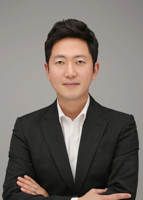 A picture of HYBE's CEO Lee Jae Sang on black suit 