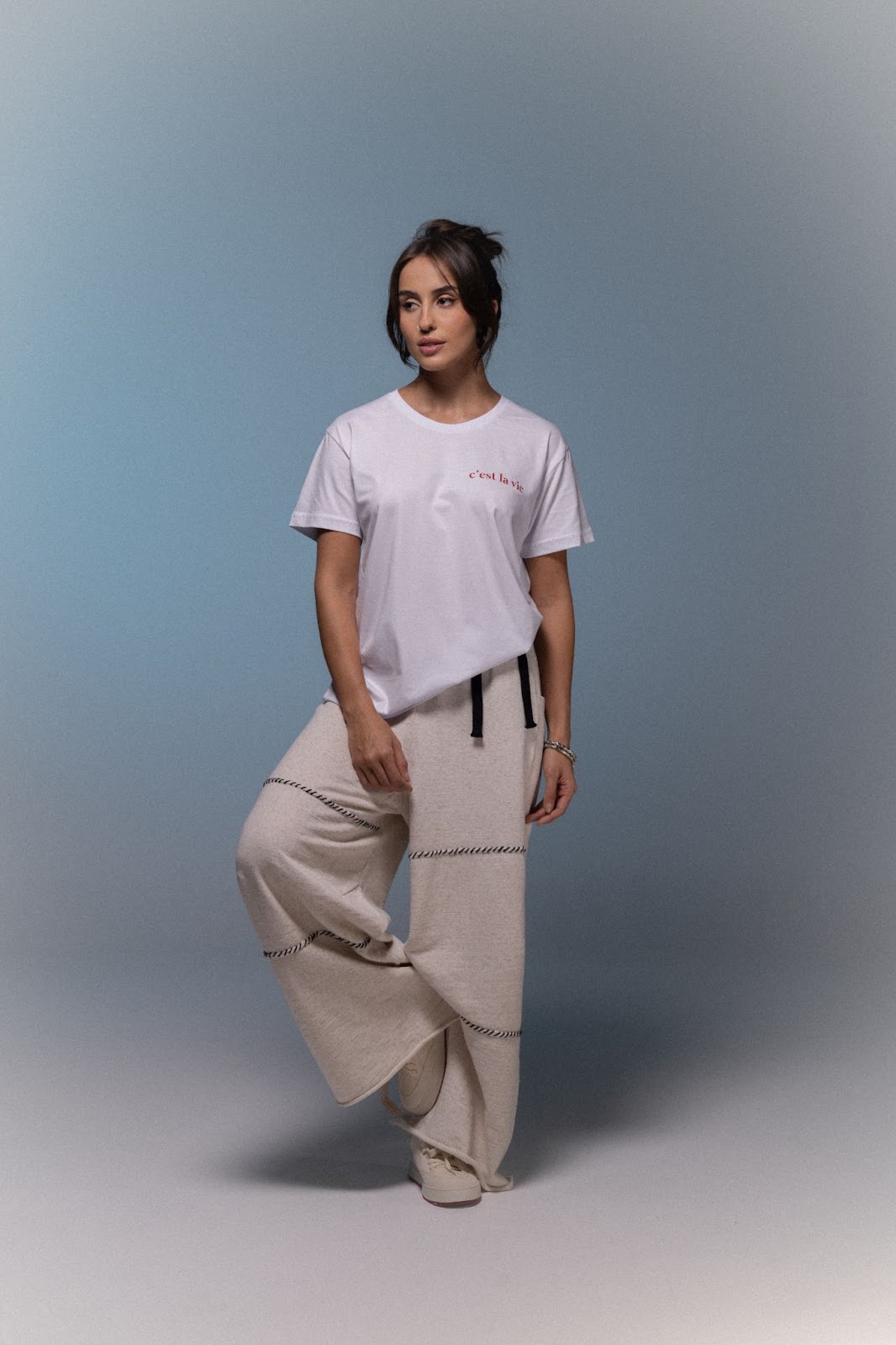 Modelo para a campanha algodão Pima Estampada Chico Rei Camiseta Ces't la vie