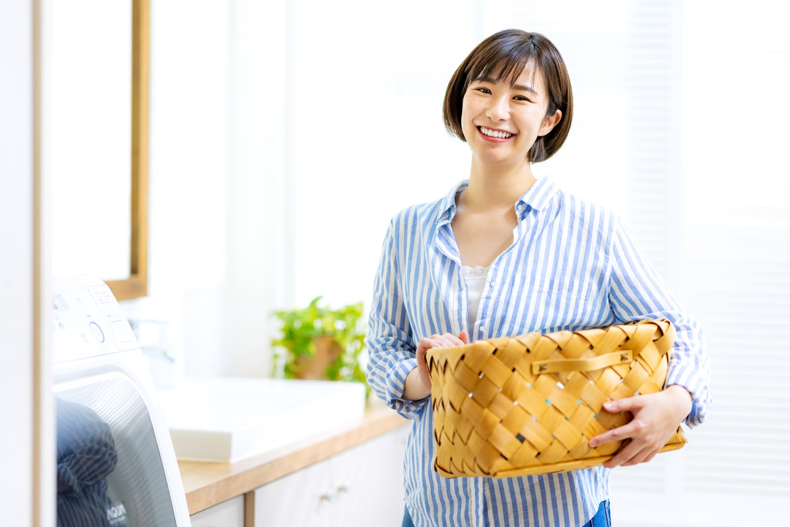 ランドリールームで笑顔の女性