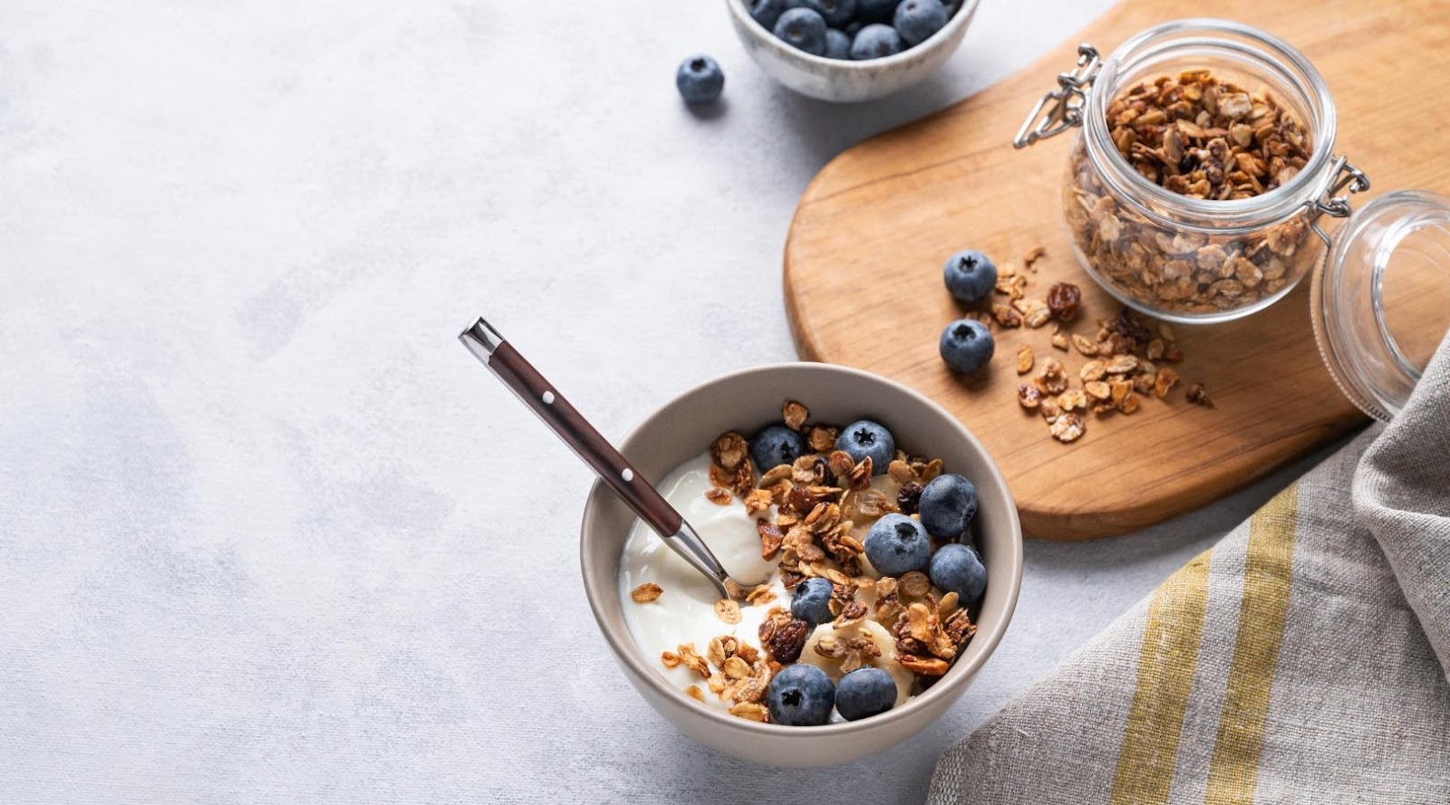 Du yogourt garni de granola et de bleuets, idéal pour un plan de repas santé sous les conseils d'une diététiste de Nepean.