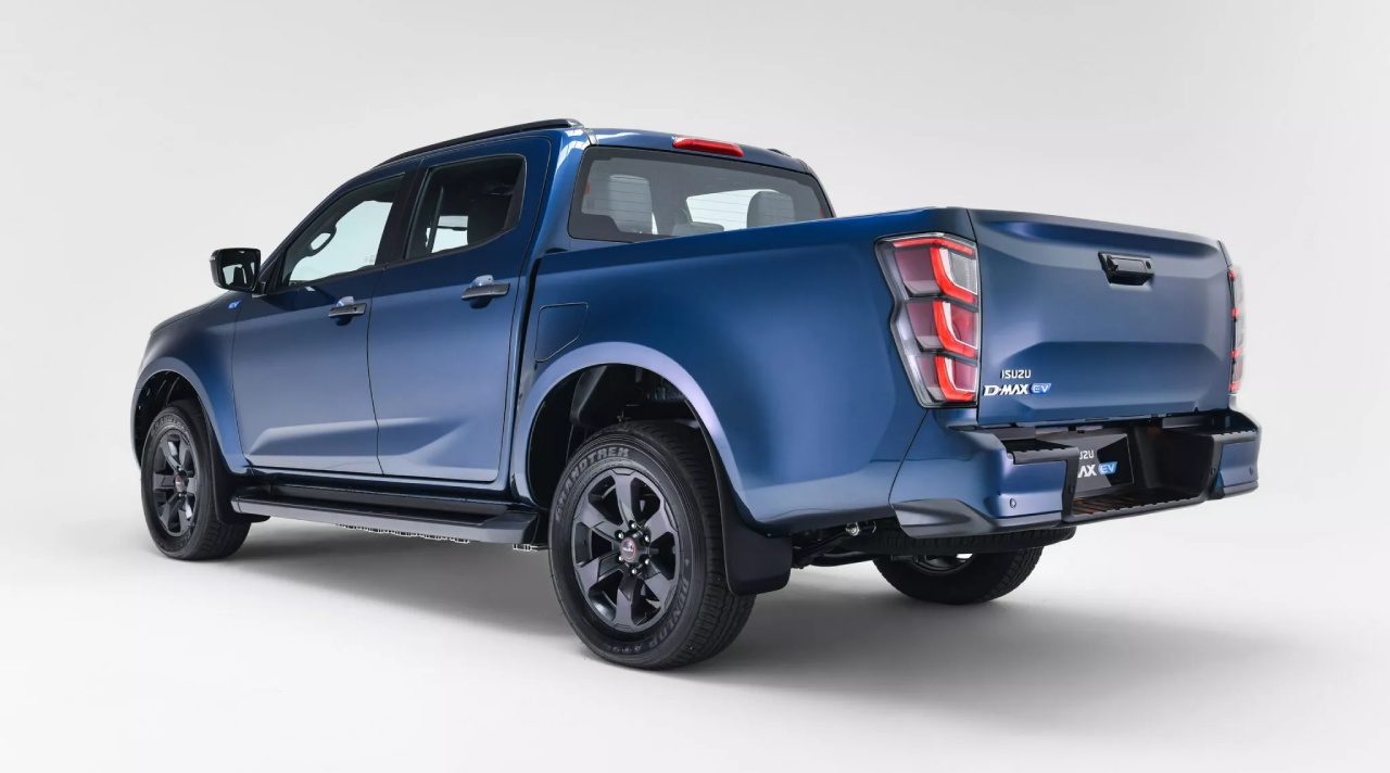  Isuzu reveals electric D-Max with 188 hp and 263 km range but struggles with high price against traditional models. 
