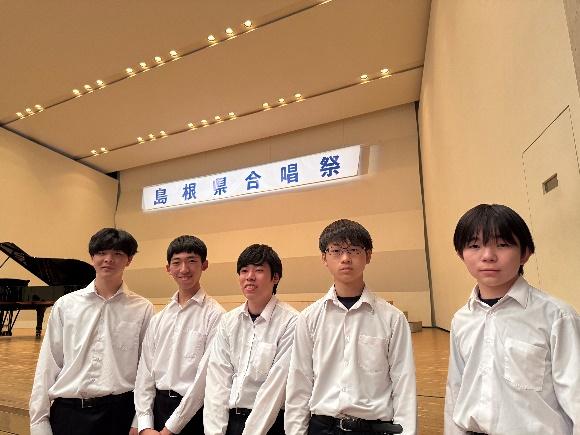 白いユニフォームを着た男性たち

AI によって生成されたコンテンツは間違っている可能性があります。