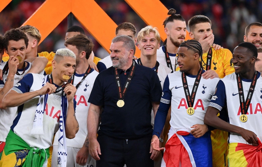 Tottenham lên ngôi sau 17 năm chờ đợi (nguồn ảnh Twitter)