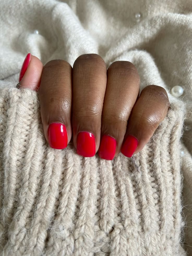 Alt image: A close-up of short cherry nails, perfectly polished and glossy, via Jennylovesbeauty.fr