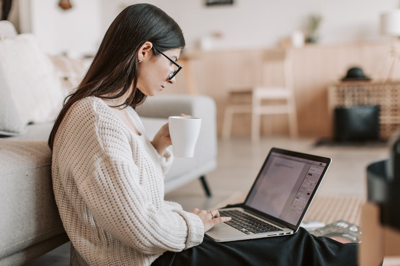 Mujer estudiando online para el examen de la UNAM desde WIZI