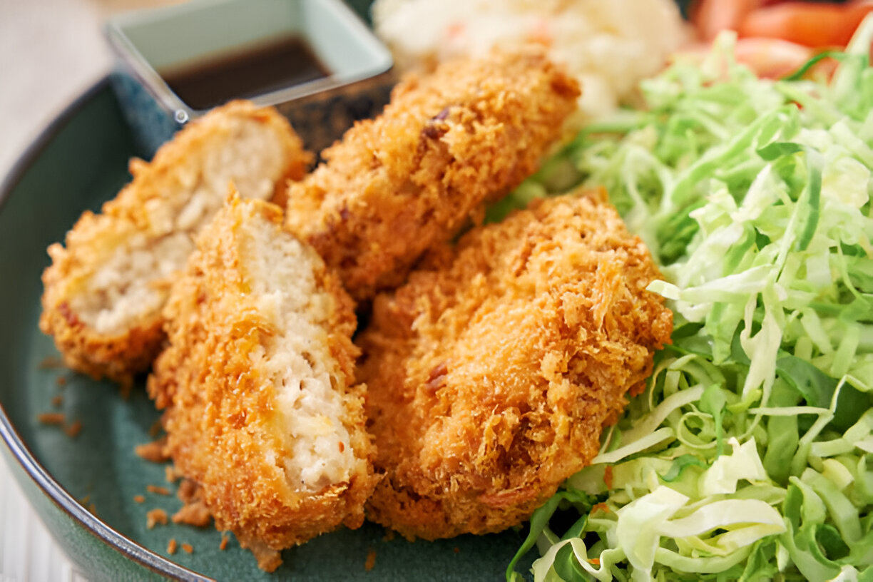 Menchi katsu yang terbuat dari daging cincang.