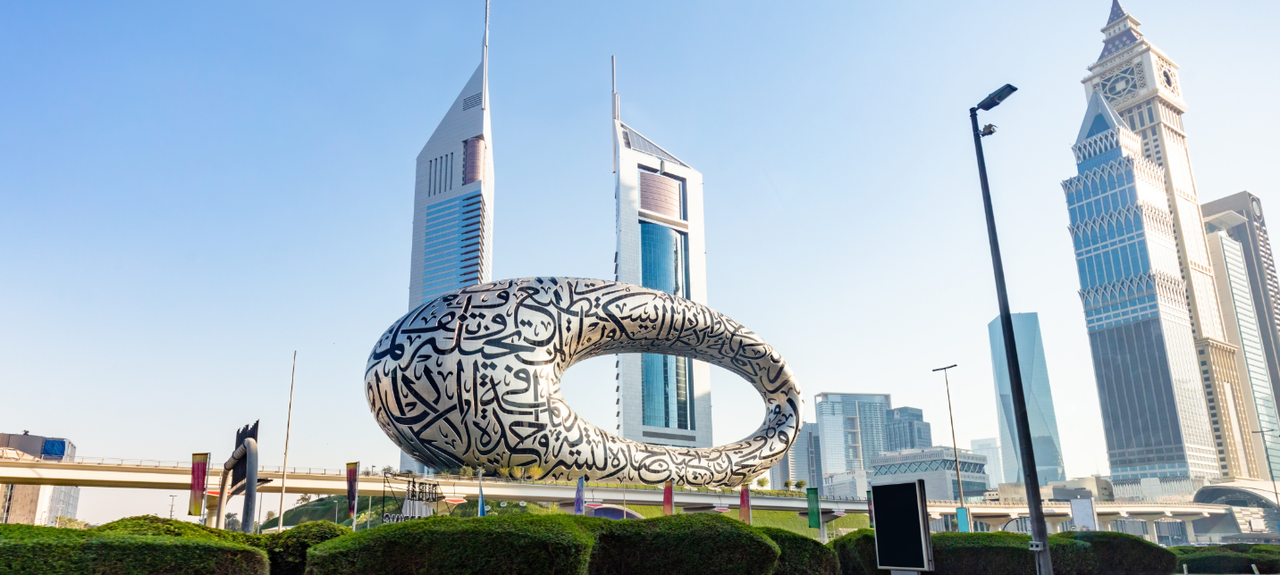 مشهد من الإمارات واستراتيجية الإمارات للذكاء الاصطناعي