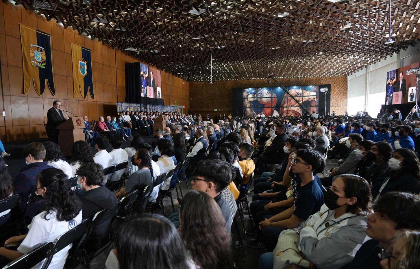 Multitud de personas en una tienda

Descripción generada automáticamente