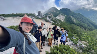 山の上にいる子供たち

自動的に生成された説明