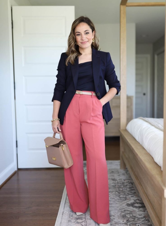 Wanita dengan pakaian navy dan celana mauve.
