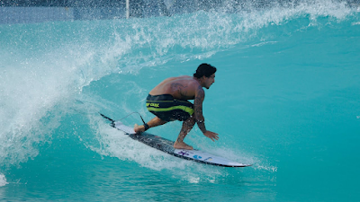 Gabriel Medina faz sessão de surfe na piscina de ondas de Abu Dhabi (Foto: Repdorução / Waves)