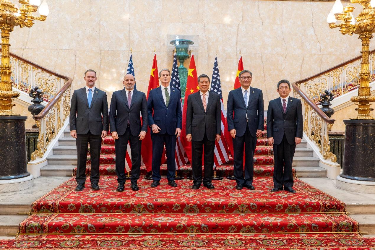 美中兩國代表在倫敦合照
