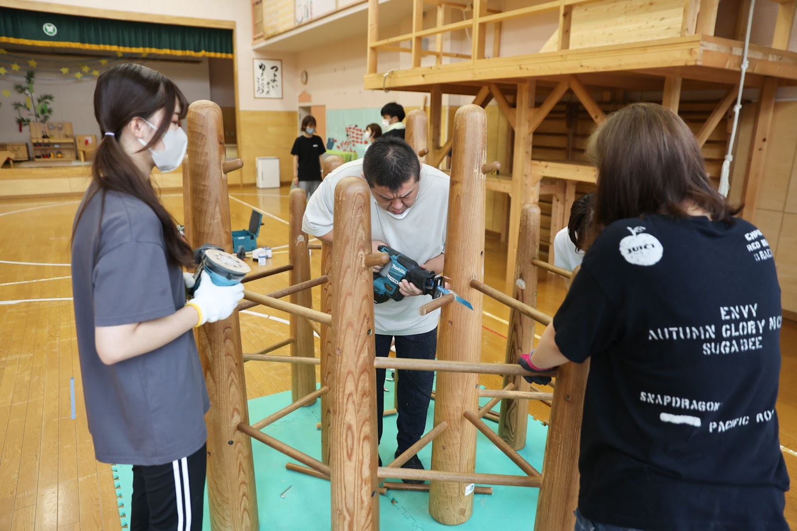 スタッフが室内遊具をつくっている様子