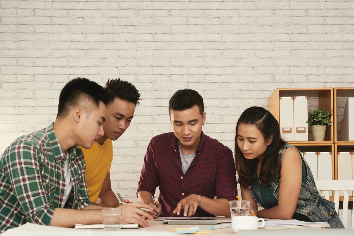 https://www.freepik.com/free-photo/group-young-asian-men-woman-standing-together-around-table-looking-tablet_5698146.htm#fromView=search&page=1&position=32&uuid=aa98130a-a788-45c6-8176-475ad1741fbd&query=orang+sedang+melakukan+pelatihan+
