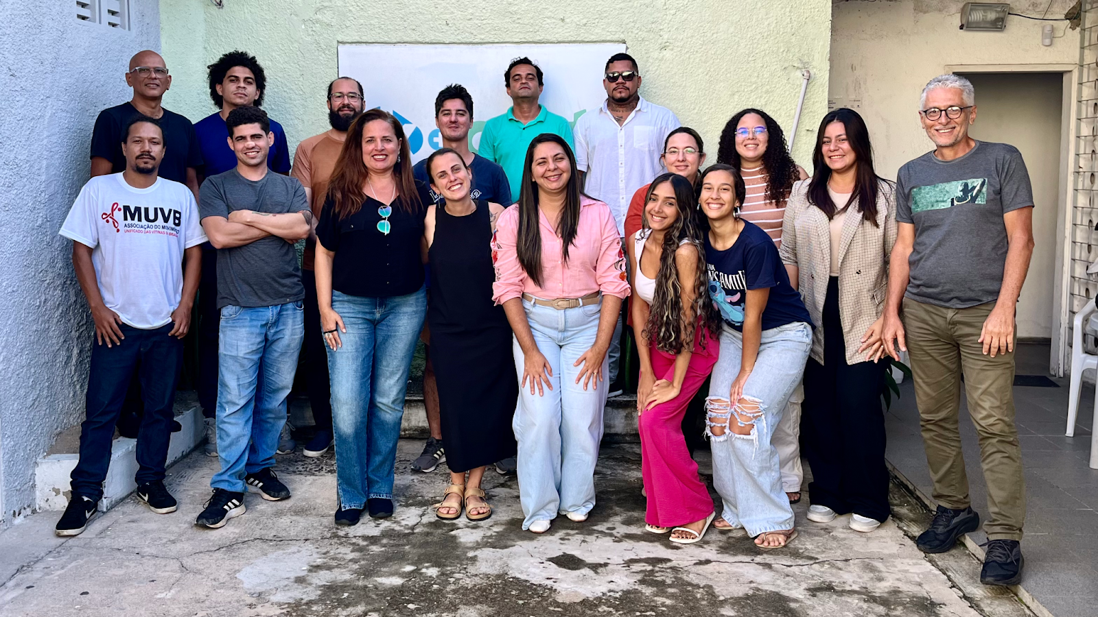 Participantes e equipe local da Formação em Tecnologia Social da Memória do Museu da Pessoa no projeto de reparação do desastre socioambiental em Maceió. Eles estão todos um ao lado do outro, em pé e sorrindo.