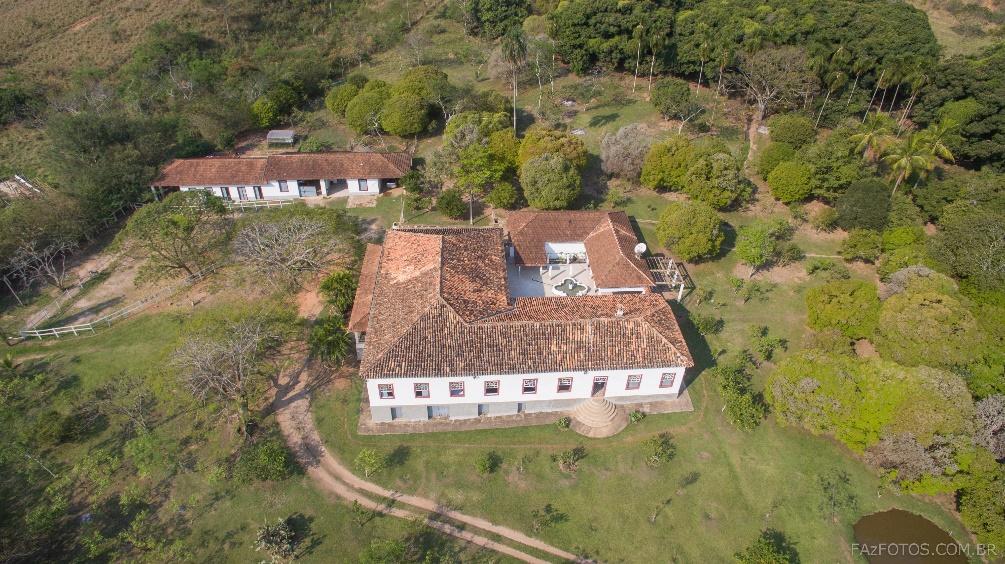 Castelo no alto de uma montanha

Descrição gerada automaticamente com confiança média