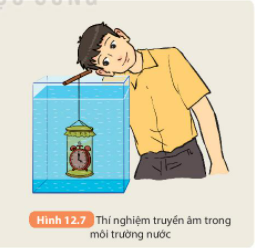 BÀI 12. SÓNG ÂM MỞ ĐẦUCâu hỏi: Trong lịch sử, khi phương tiện truyền thông còn chưa phát triển, để phát hiện quân địch đang di chuyển bằng ngựa, người ta lại áp tai xuống đất và có thể nghe được tiếng vó ngựa cách xa vài kilômét. Tại sao?Đáp án chuẩn:Vì âm thanh có thể truyền trong môi trường chất rắn.I. DAO ĐỘNG VÀ SÓNG1. Dao độngCâu hỏi: Tìm thêm ví dụ về dao độngĐáp án chuẩn:Ví dụ: chuyển động của mặt nước gợn sóng.2. SóngCâu hỏi: Hãy tìm thêm ví dụ về sự truyền dao động tạo thành sóngĐáp án chuẩn:Ví dụ: Trên mặt nước, chiếc phao chỉ dao động tại chỗ khi sóng truyền qua.II. NGUỒN ÂMCâu hỏi: Hãy thực hiện thí nghiện đơn giản sau: gảy đàn (Hình 12.4). gõ vào âm thoa (hình 12.4d) để chúng tỏ âm thanh truyền được trong không khíĐáp án chuẩn:HS tự thực hành.Câu hỏi: Tìm thêm ví dụ về dao động phát ra âm thanhĐáp án chuẩn:Ví dụ: màn loa tivi phát ra âm thanh.III. SÓNG ÂMCâu hỏi: Tìm thêm ví dụ cho thấy sóng âm truyền từ nguồn âm theo mọi phương ra môi trường xung quanhĐáp án chuẩn:Ví dụ: Học sinh ngồi trong lớp đều nghe thấy tiếng trống báo hiệu giờ học kết thúc.IV.  CÁC MÔI TRƯỜNG TRUYỀN ÂM