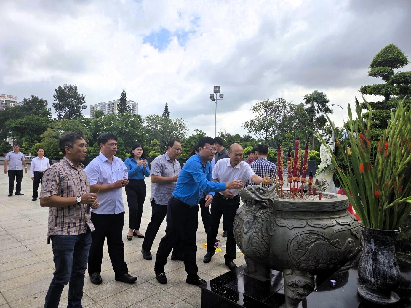 A group of people standing around a large pot with candlesAI-generated content may be incorrect.