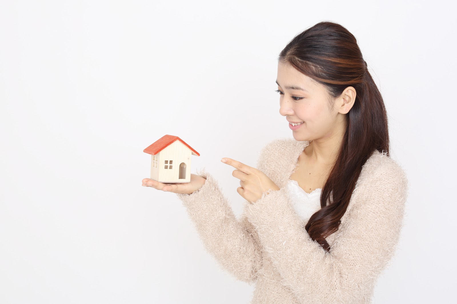 注文住宅の模型を指さす女性