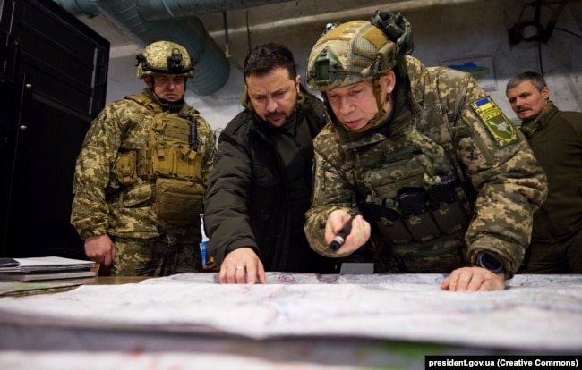 Президент Володимир Зеленський та тоді командувач ОСУВ «Хортиця», а нині головком ЗСУ Олександр Сирський в командному пункті на Харківщині, листопад 2023-го року