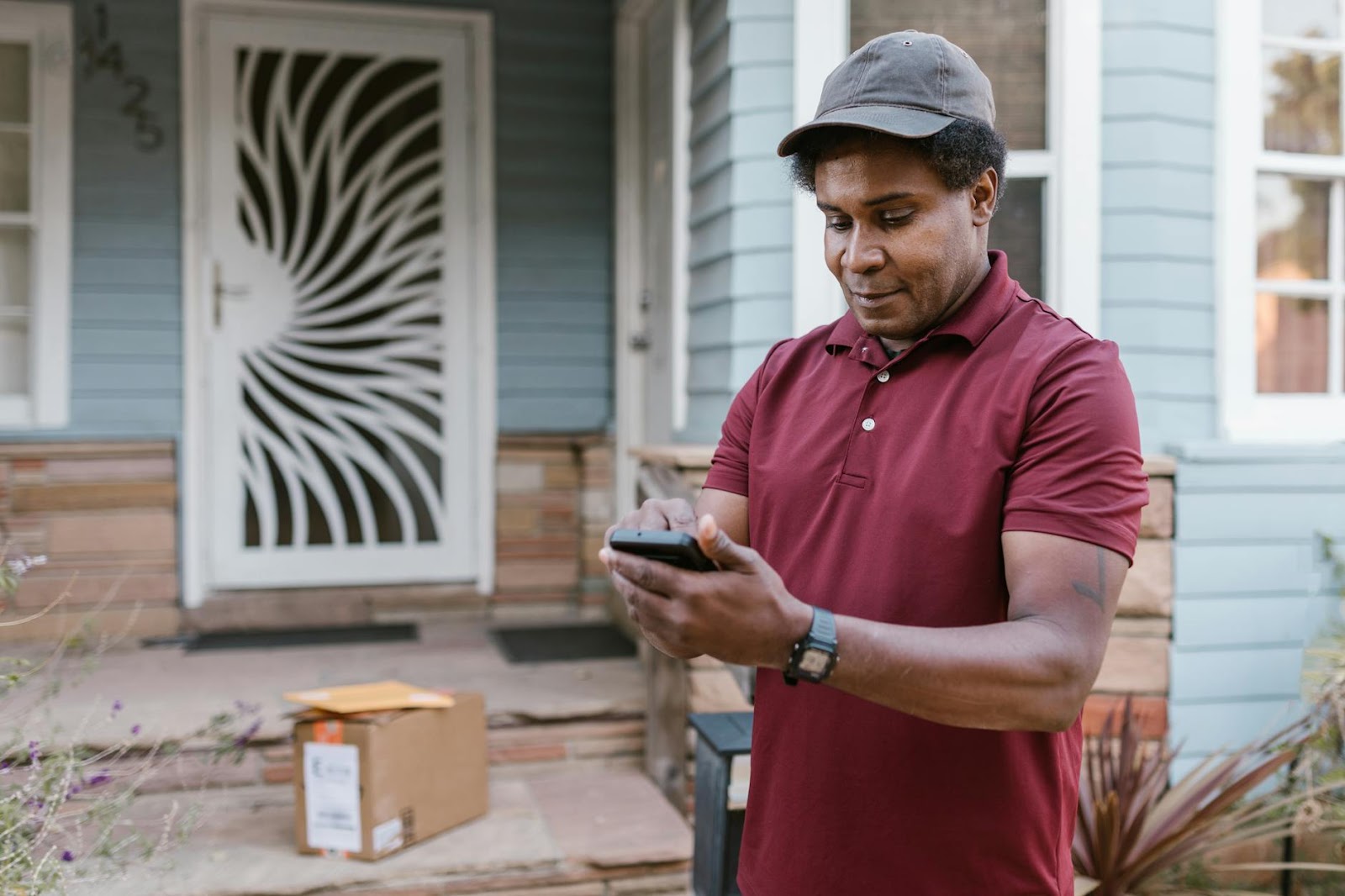 https://www.pexels.com/photo/a-deliveryman-checking-his-cellphone-7363088/