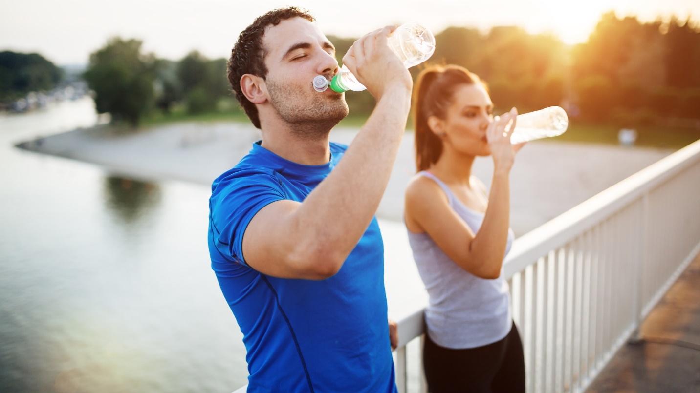 https://www.telemundo.com/sites/nbcutelemundo/files/images/promo/article/2017/06/21/hombre-y-mujer-bebiendo-agua-al-aire-libre.jpg