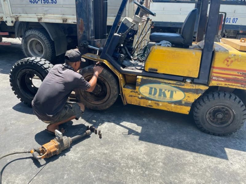 Bơm mỡ vào hệ thống bánh xe sẽ giúp phương tiện hoạt động trơn tru hơn Bơm mỡ vào hệ thống bánh xe sẽ giúp phương tiện hoạt động trơn tru hơn
