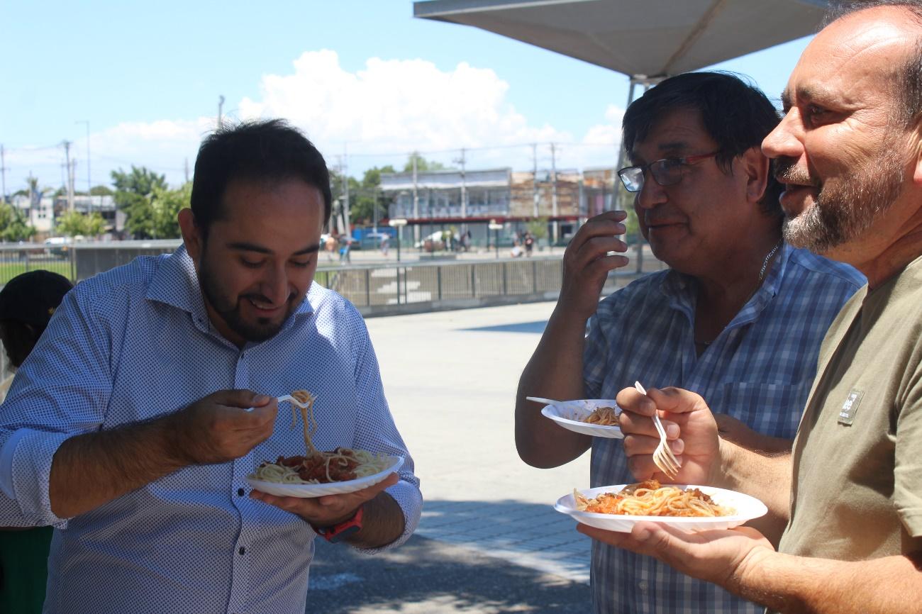 Un hombre comiendo un pedazo de pizza

Descripción generada automáticamente con confianza media