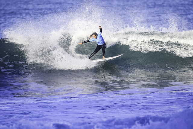 Laura Raupp foi a primeira brasileira a se classificar para as oitavas (Foto: @WSL / Laurent Masurel)