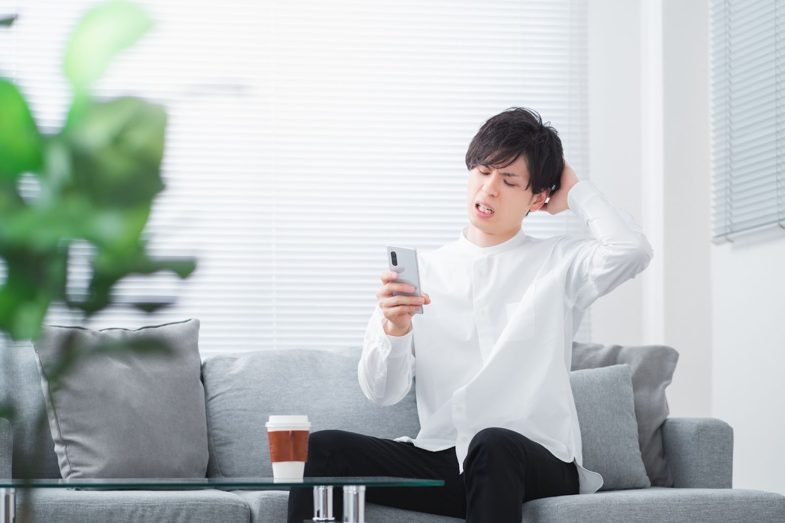 困っている男性