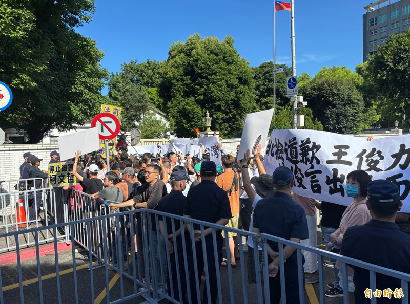 民眾黨1日號召百餘名小草包圍北院。（資料照）