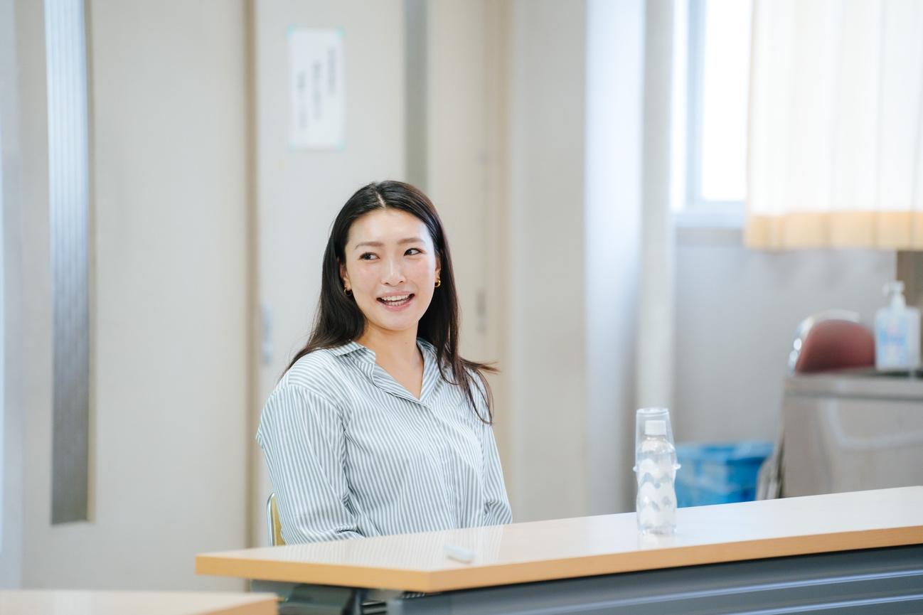 鏡の前に立っている女性

AI によって生成されたコンテンツは間違っている可能性があります。