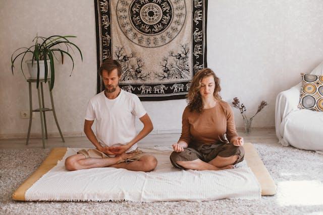 Orang sedang Yoga dalam ruangan penuh dekorasi