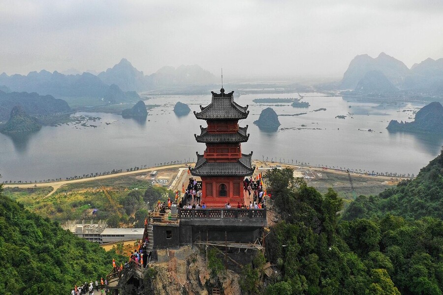 Huong Pagoda is known as a sacred land with beautiful natural scenery and unique temple architecture. Source: MIA.vn 