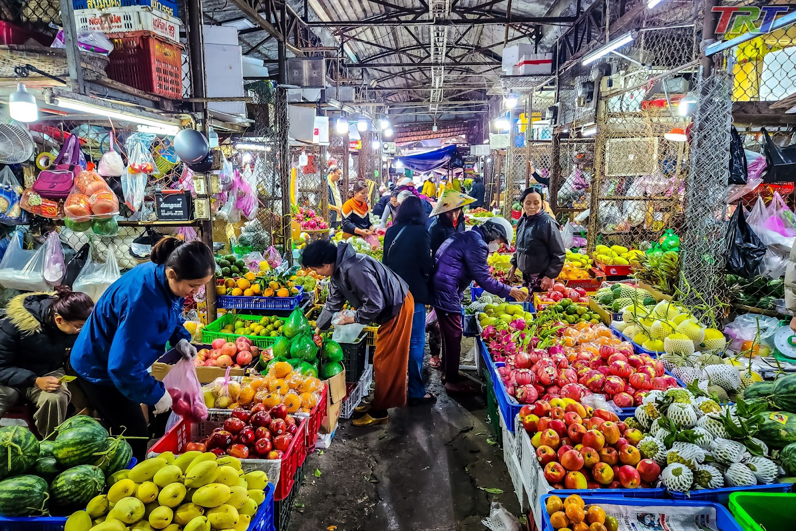 Không khí đông đúc, tranh thủ sắm sửa tại chợ Đông Ba những ngày sắp chuyển năm mới