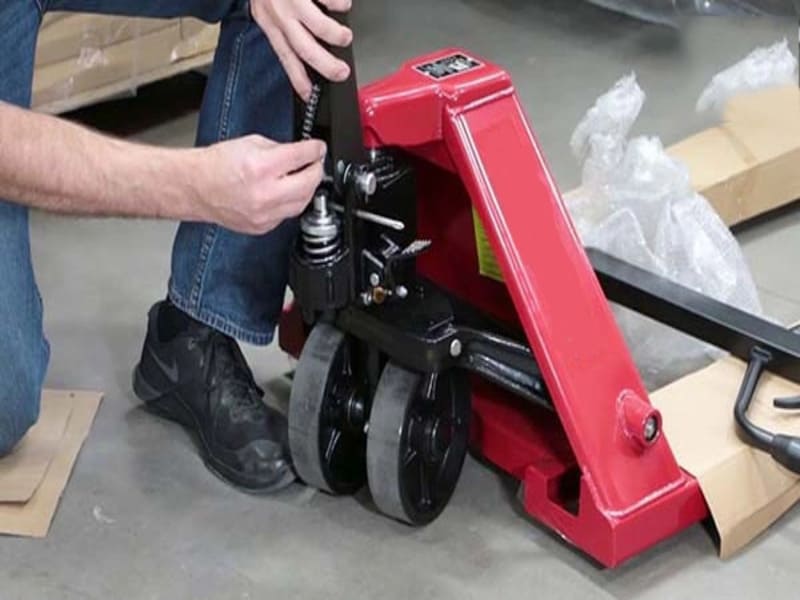 Biết cách bảo dưỡng xe nâng tay sẽ giúp thiết bị hoạt động ổn định, tăng tuổi thọ và tiết kiệm chi phí Biết cách bảo dưỡng xe nâng tay sẽ giúp thiết bị hoạt động ổn định, tăng tuổi thọ và tiết kiệm chi phí