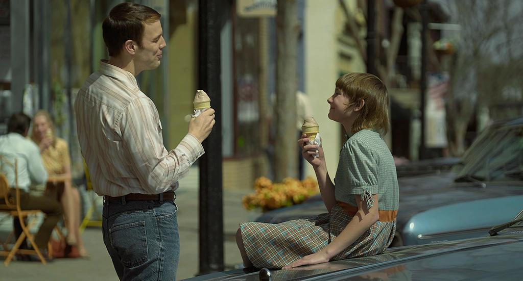 El Berchtold (Jake Lacy) de la ficción tomando un helado con la pequeña Jan de la serie (Mckenna Grace).