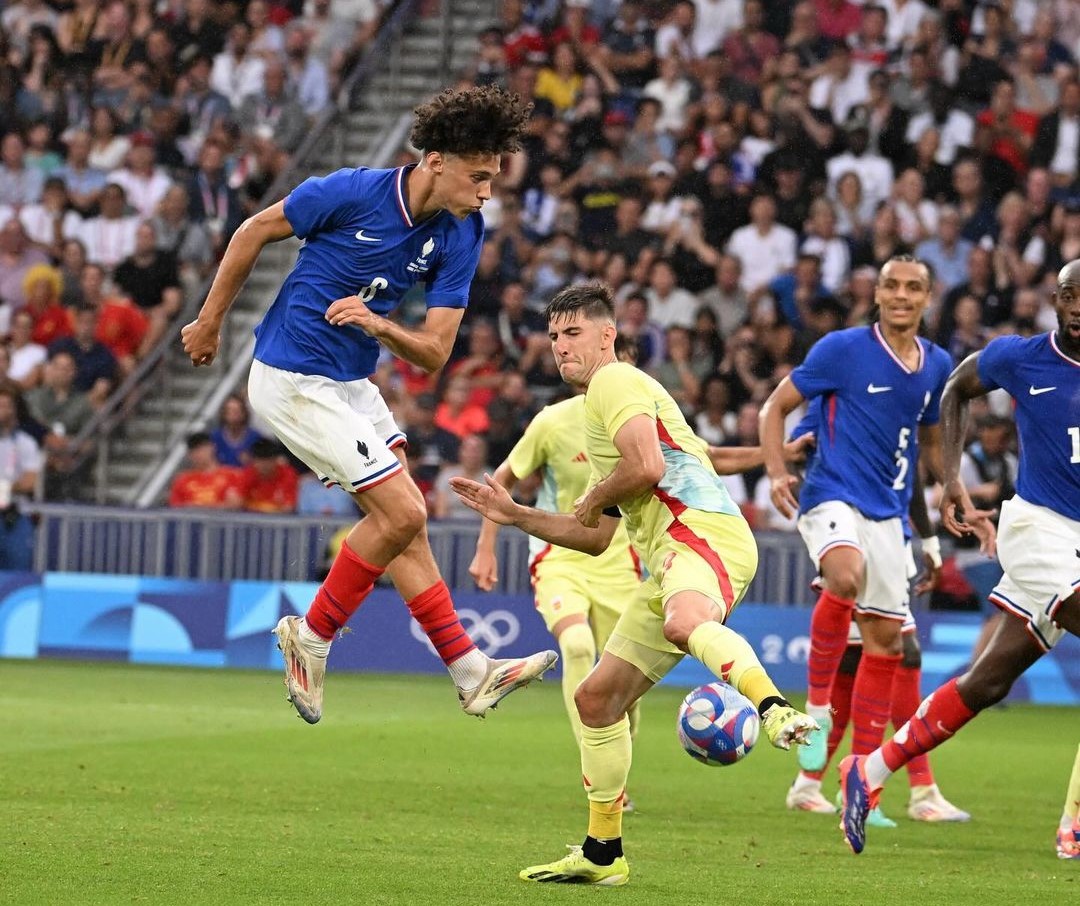 França e Espanha em disputa de bola