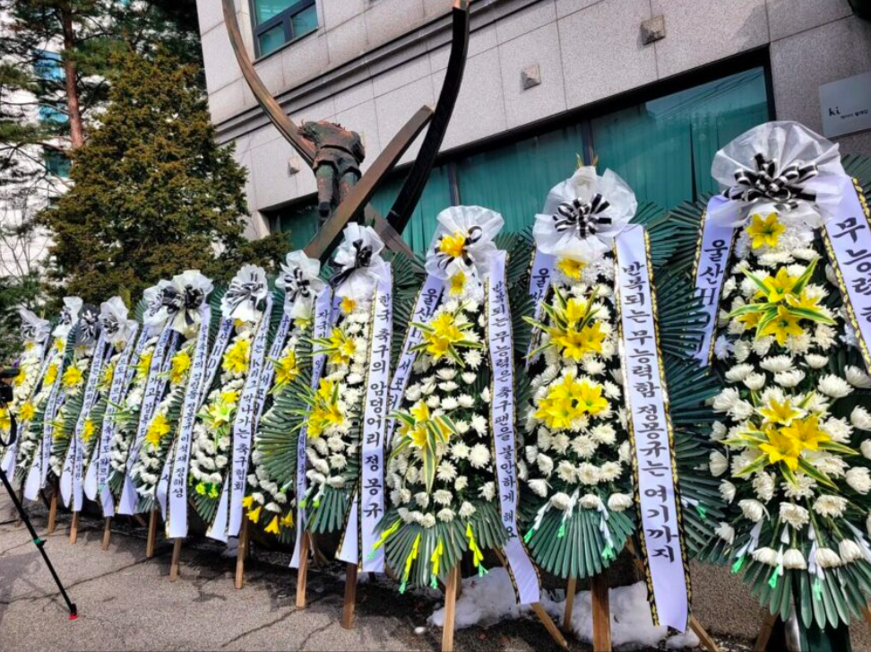 1,000 funeral wreaths to the company's office building