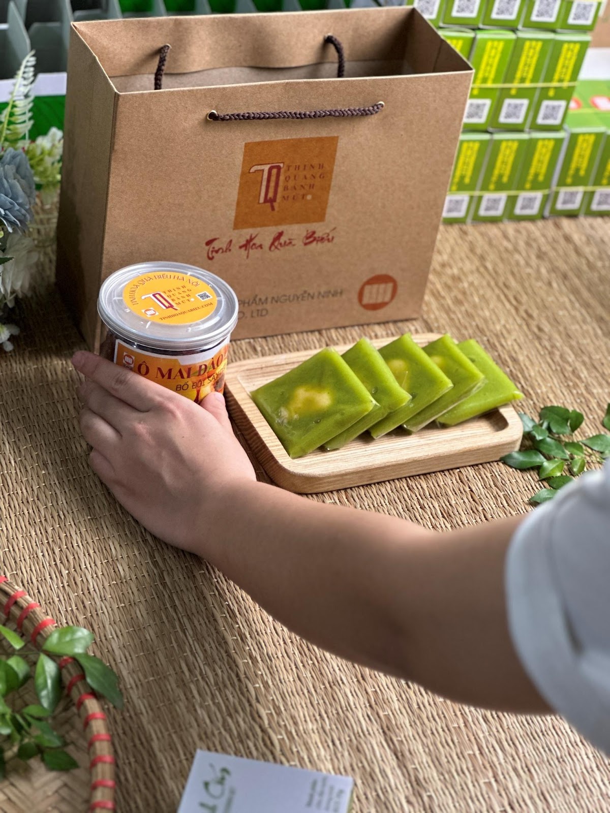 Bánh cốm và ô mai